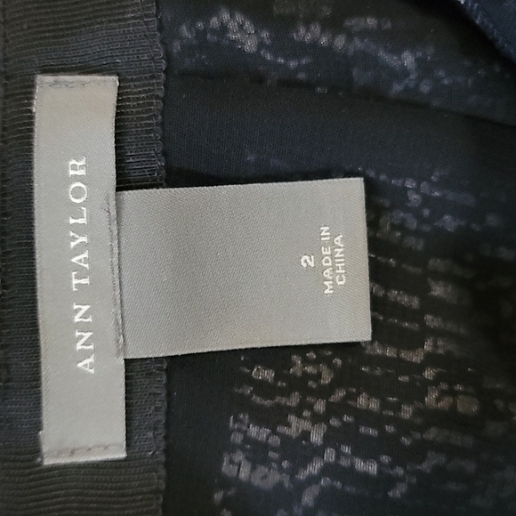 Ann Taylor | Dark Navy Print Pencil Skirt Size 2 - Picture 6 of 6
